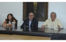 A Profa. Mônica Naccache, o Reitor Prof. Pe. Josafá e o ex-diretor do Departamento, Prof. Carlos Valois Maciel Braga. Fotógrafo Antônio Albuquerque. Acervo Núcleo de Memória.