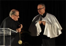 O Pe.Jesús Hortal S.J. e o Pe.Josafá S.J. na cerimônia de transmissão de cargo. Fotógrafo Antônio Albuquerque. Acervo Núcleo de Memória. 