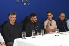 O prof. Marcelo Jasmin, o Reitor pe. Anderson S.J., o prof. Henrique Estrada e o Vice-Reitor pe. André Araújo S.J. Fotógrafo Antônio Albuquerque.