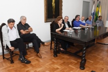 Na mesa, os professores Luiz Carlos Scavarda, José Ricardo Bergmann, Maria Inês Marcondes, Pe. Josafá S.J., Ralph Bannell, Pe. Ivern S.J., Augusto Sampaio e Júlio Diniz. Fotógrafo Antônio Albuquerque.