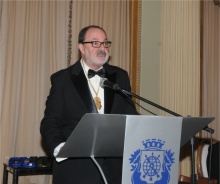 O Prof. Hilton Koch em seu discurso de posse. Fonte: divulgação/AMRJ .