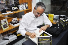 O Prof. Robert Logan no lançamento de seu livro.  Fotógrafa Carol Lucchetti. Acervo do Projeto Comunicar.