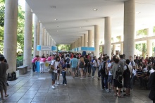 Visitantes nos postos de atendimento dos cursos, instalados nos pilotis do Edifício da Amizade. Fotógrafo Antônio Albuquerque. Acervo do Núcleo de Memória.