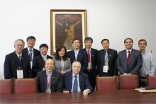 O Vice-reitor Prof. Pe. Ivern Simó S.J. e a comitiva da Universidade de Taiwan. Fotógrafo Antônio Albuquerque. Acervo do Núcleo de Memória.