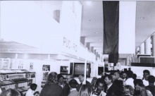 O Reitor Pe. Hortal S.J. visita os standes nos pilotis do Ed. da Amizade. Fotógrafo Jorge Paulo. Acervo Comunicar.