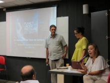 Apresentação dos profs. Tácio Campos (CIV), Maria Fernanda Lemos (ARQ) e Lilian Saback (COM). Fotógrafo Antônio Albuquerque. Acervo do Núcleo de Memória.