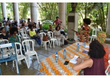 Um dos debates, nos pilotis da Ala Kennedy. Fotógrafo Antônio Albuquerque. Acervo Núcleo de Memória.