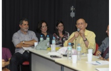 Palestra com o ator, radialista e dublador José Santa Cruz na sala K102. Fotógrafo Antônio Albuquerque. Acervo Núcleo de Memória.