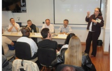 Os Professores Pe. Geraldo De Mori S.J., Pe. Leonardo Agostini, Pe. Luís Corrêa Lima S.J., Paulo Fernando de Andrade e Maria Clara Bingemer durante o seminário, realizado na sala de reuniões do Decanato do CTC. Fotógrafo Antônio Albuquerque. Acervo Núcleo de Memória.