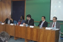 Miguel Baldez (advogado), Emília Souza (AMAHOR), prof. Fábio Leite (JUR), Marco Aurélio Bezerra de Mello (TJ/RJ) e o prof. Leonardo de Souza Chaves (JUR). Fotógrafo Antônio Albuquerque. Acervo do Núcleo de Memória.