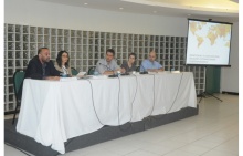 Uma das mesas do Seminário, realizado no Salão da Pastoral. Fotógrafo Antônio Albuquerque. Acervo Núcleo de Memória.