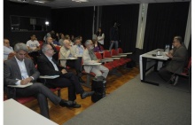 Palestra do Prof. Muniz Sodré na sala K102. Fotógrafo Antônio Albuquerque. Acervo Núcleo de Memória.