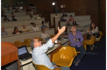 Palestra com os professores José Márcio Camargo e Ricardo Ismael, no auditório do RDC. Fotógrafo Antônio Albuquerque. Acervo Núcleo de Memória.