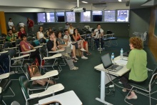 Conferência de abertura, com a Profa. Rosana Kohl Bines no auditório F300. Fotógrafo Antônio Albuquerque. Acervo do Núcleo de Memória.