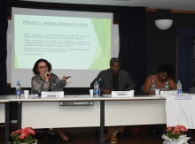 Mesa com Alessandra Bentes (defensora pública em Duque de Caxias), Carlos Augusto Baptista e Maria Rosinete dos Santos (Fórum Comunitário de Jardim Gramacho). Fotógrafo Antônio Albuquerque.