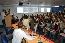 O Prof. Miguel Pereira (COM) na abertura do Seminário, no Auditório B8. Fotógrafo Antônio Albuquerque. Acervo do Núcleo de Memória.