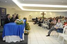 Abertura do evento no Salão da Pastoral, com a presença Reitor Prof. Padre Josafá Carlos de Siqueira S.J. e do Decano do CTCH Prof. Paulo Fernando Carneiro de Andrade. Fotógrafo Antônio Albuquerque. Acervo do Núcleo de Memória.