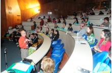 Palestra no auditório do RDC com o Prof. Arthur Berger da San Francisco State University. Fotógrafo Antônio Albuquerque. Acervo Núcleo de Memória.