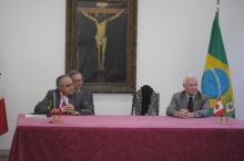 Na Sala do Conselho Universitário, o Reitor Prof. Pe. Josafá Carlos de Siqueira S.J., o Assessor Especial da Reitoria Prof. Danilo Marcondes e o Governador-Geral do Canadá David Johnston. Fotógrafo Antônio Albuquerque. Acervo do Núcleo de Memória.