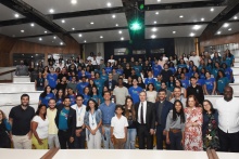 O Ministro Barroso, o Reitor, pe. Anderson S.J. e os jovens do NEAM, no auditório do RDC. Fotógrafo Antônio Albuquerque.