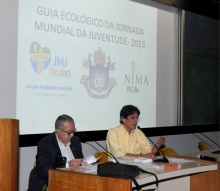 Na abertura da Semana, lançamento do Guia Ecológico da Jornada Mundial da Juventude, com a presença do Reitor Prof. Pe. Josafá S.J. e do Diretor do Nima, Prof. Luiz Felipe Guanaes. Fotógrafo Antônio Albuquerque. Acervo do Núcleo de Memória.