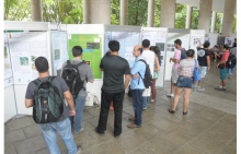 Apresentação de pôsteres nos pilotis do Edifício da Amizade. Fotógrafo Antônio Albuquerque. Acervo Núcleo de Memória.
