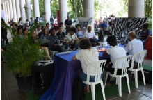 Um dos debates nos pilotis da Ala Kennedy. Fotógrafo Antônio Albuquerque. Acervo Núcleo de Memória.