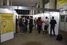 Apresentação de pôsteres nos pilotis do Ed. Cardeal Leme. Fotógrafo Antônio Albuquerque.