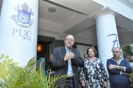 O Reitor Prof. Pe. Josafá discursa na abertura da exposição. Fotógrafo Antônio Albuquerque. Acervo Núcleo de Memória.