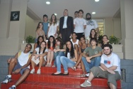 Alunos da primeira turma do curso de Ciências Biológicas em frente à nova sede, com o Reitor Pe. Josafá S.J.. Fotógrafo Antônio Albuquerque.