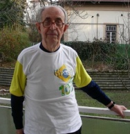 Padre Benkö com camisa da torcida brasileira, na casa jesuítica onde morava.  Budapest - janeiro/2007