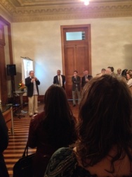O Prof. Márcio Scalércio fala durante o lançamento do livro.  Fotógrafo Eduardo Gonçalves. Acervo do Núcleo de Memória.