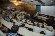 Cerimônia no auditório do RDC, com a presença do Reitor Prof. Pe. Josafá Carlos de Siqueira S.J.. Fonte: site 50anos.cetuc.puc-rio.br