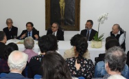 Na mesa, o Vice-Reitor Acadêmico Prof. José Ricardo Bergmann, o Prof. Júlio Diniz, o Reitor Prof. Pe. Josafá Carlos de Siqueira S.J., o Prof. Paulo Fernando Carneiro de Andrade e o Vice-Reitor Pe. Francisco Ivern S.J.. Fotógrafo Antônio Albuquerque. Acervo Núcleo de Memória.