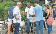 Sr. Haroldo em ação no portão da PUC-Rio. Fotógrafa Isabella Cardoso. Jornal O Globo.