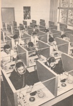 Alunos em uma aula no laboratório de Línguas do Departamento de Letras. 1969.